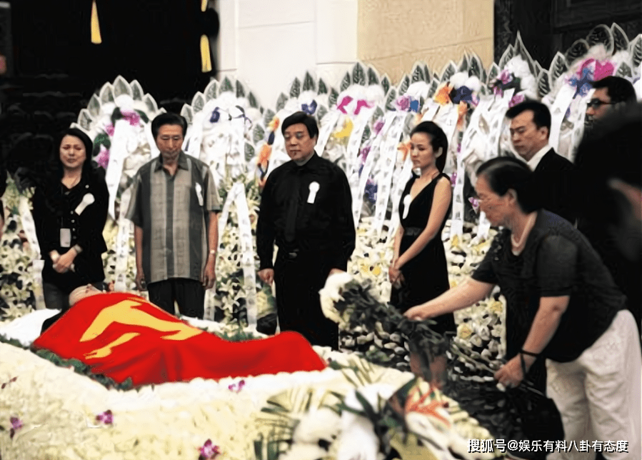 原创罗京48岁去世葬礼现场李瑞英表情痛苦妻子改嫁儿子留学美国
