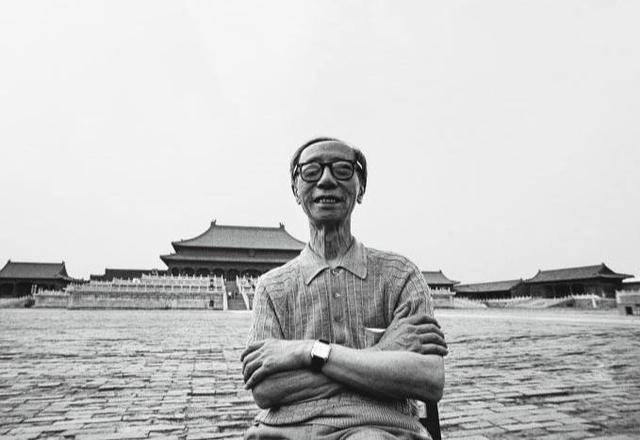 双方共达成优待清室八个条件:清室退位后暂居官中,日后移居颐和园;仍