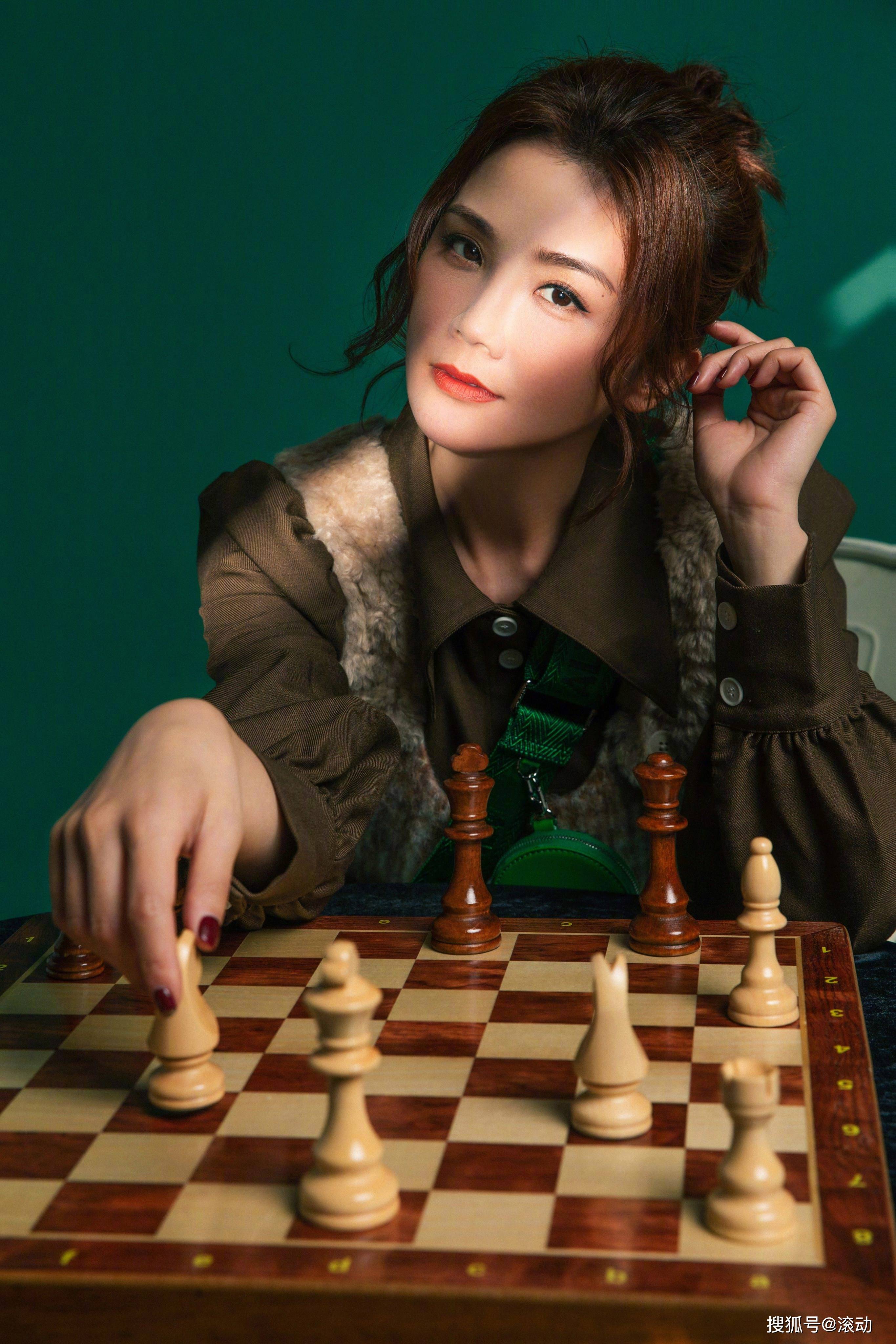原创38岁蔡卓妍晒大片,时尚穿搭尽显完美身材,秀减龄神器宛若仙气少女