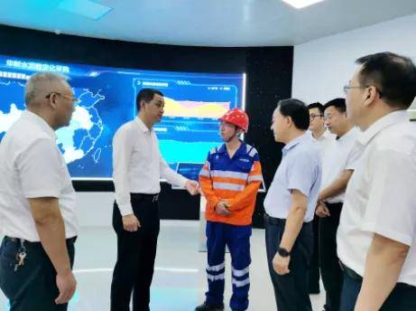 湖北省经信厅党组书记,厅长刘海军(左二)在黄石公司调研