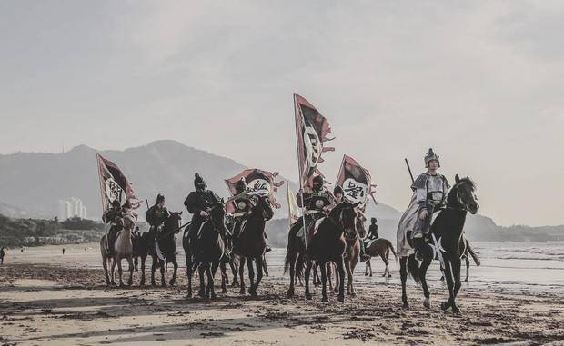 王翊传"二十四日,元兵步骑十万至成都,入自东门.