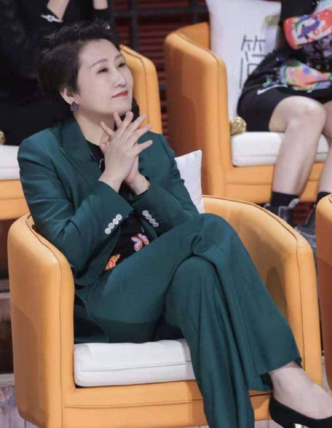 原创58岁张凯丽太会穿衣了,穿墨绿西装优雅时尚,端坐台上hold住全场