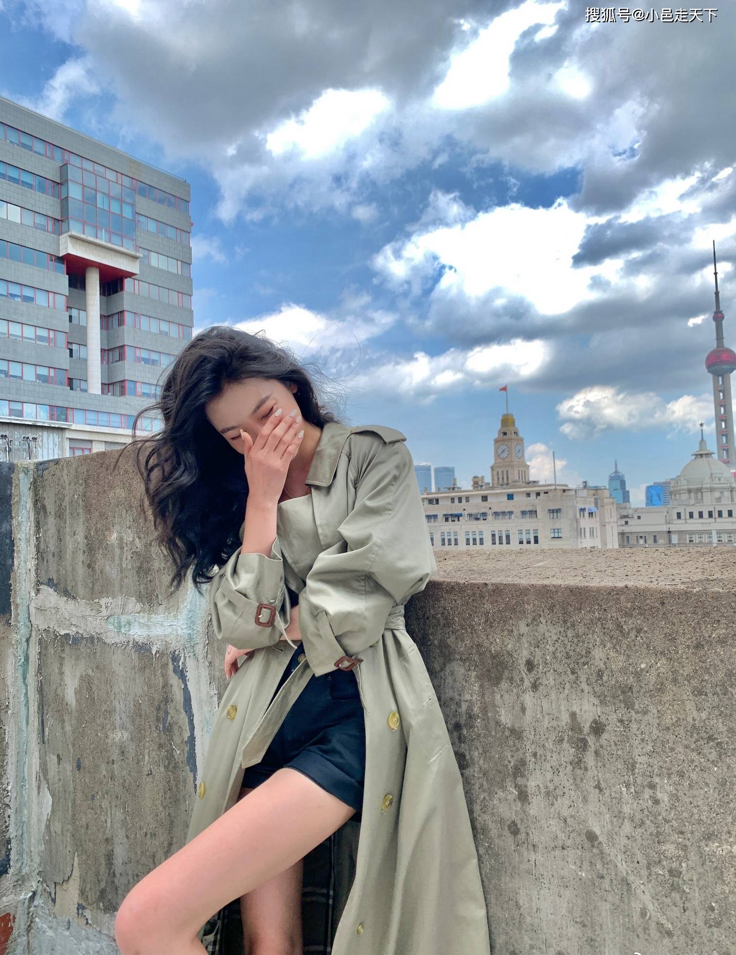 易梦玲绿色风衣大长腿性感写真