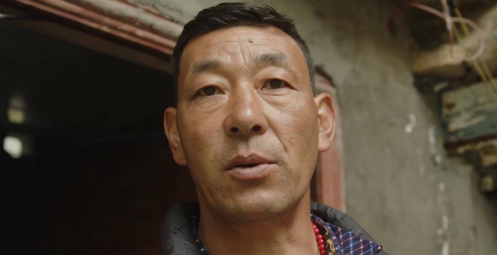 网红拉姆遇害一周年,家中一片狼藉,父亲无家可归