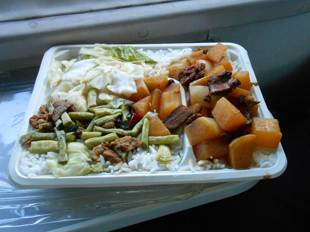 火车上的快餐!餐车点菜盒饭卖,吃饭是刚需,旅客自备各