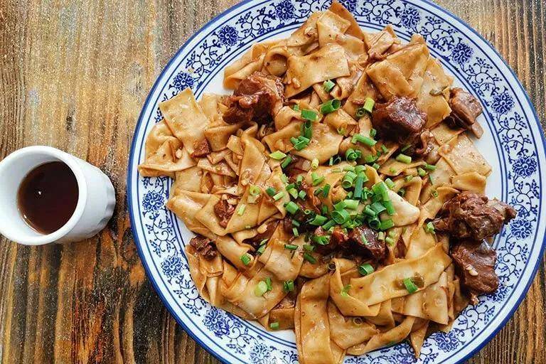 敦煌小镇——李记驴肉黄面 大漠胡杨焖饼