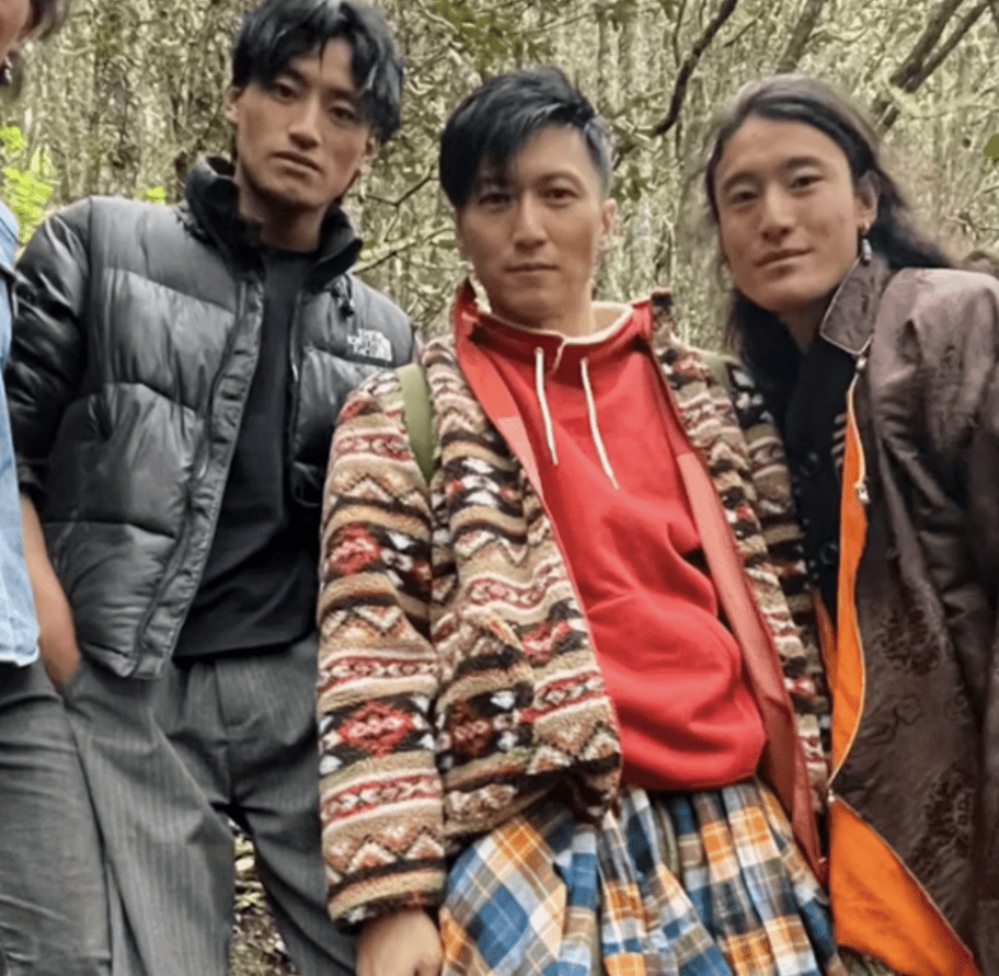 谢霆锋理塘拍节目,身穿藏服已与当地完美融合,皮肤黝黑骑马洒脱