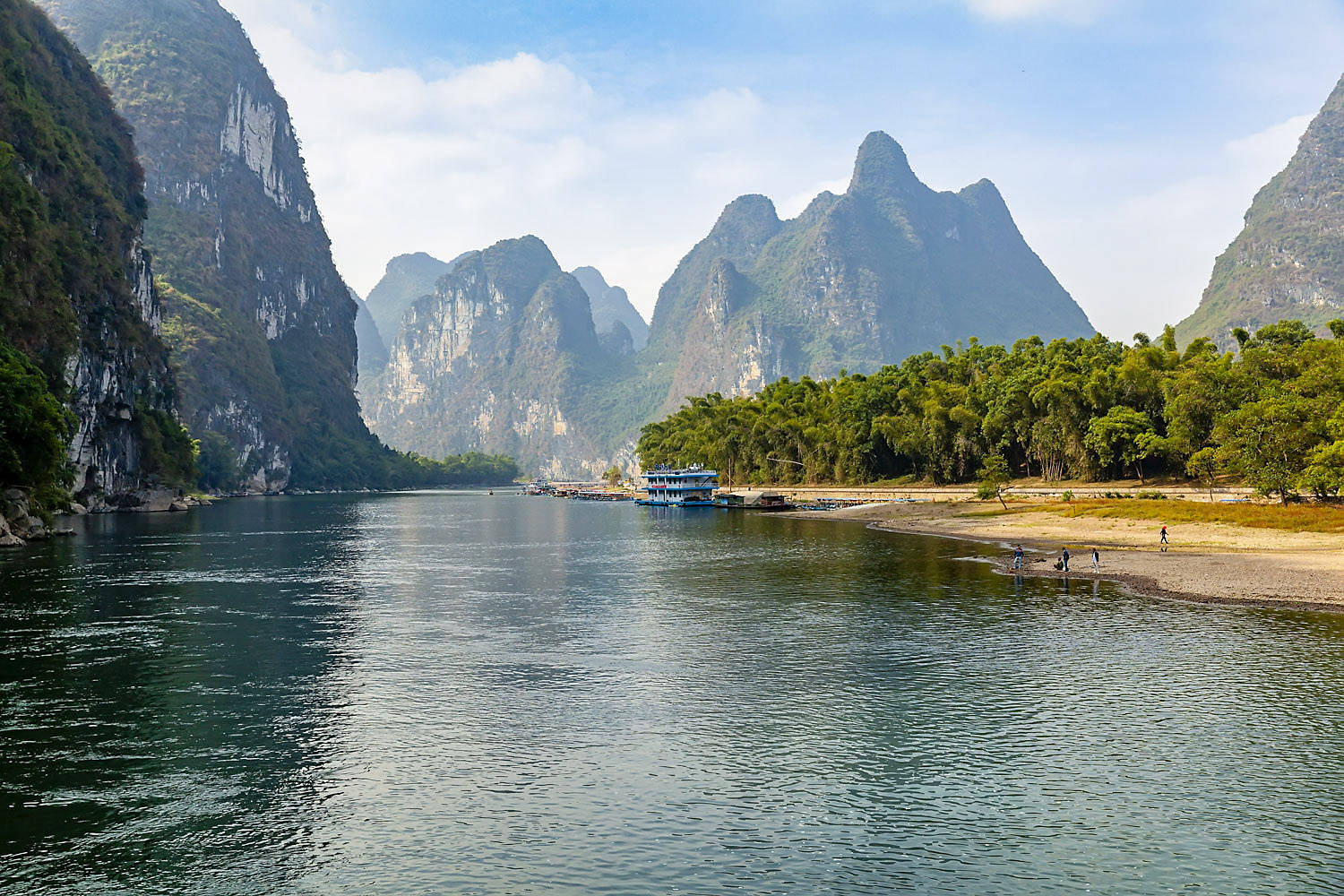 世界上规模最大,风景最美的岩溶山水游览区