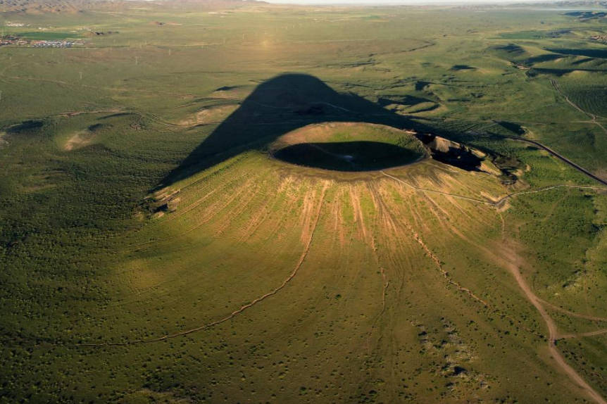 五一自驾热,内蒙古火山口景区车辆排数公里,网友:排队看孙悟空_公园