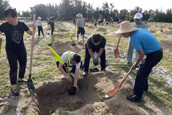 万宁和乐镇英豪村党员干部群众中秋节开展植树活动