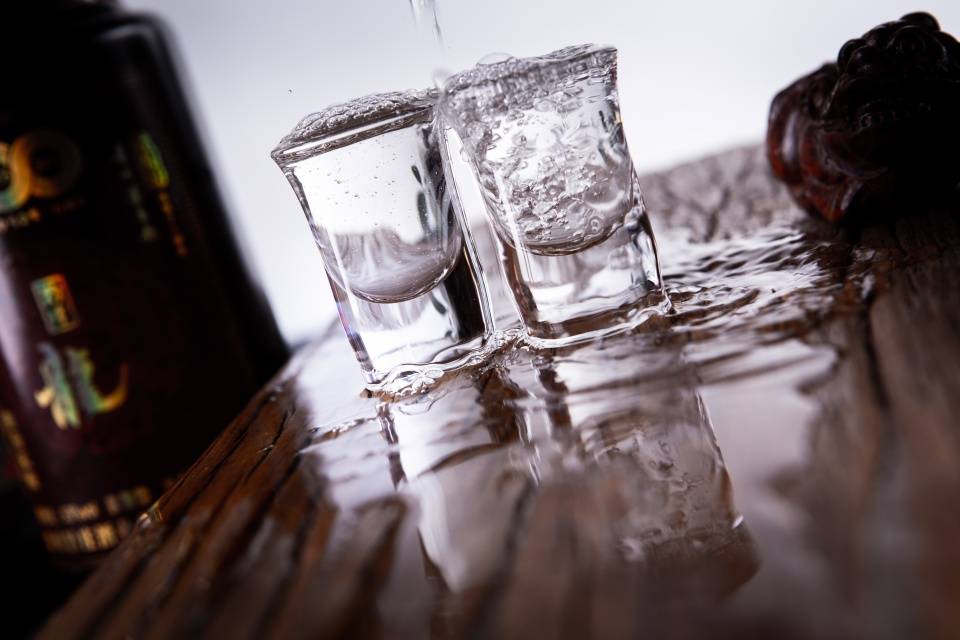 黔庄酒业:喝酒碰杯小知识,你知道几个?