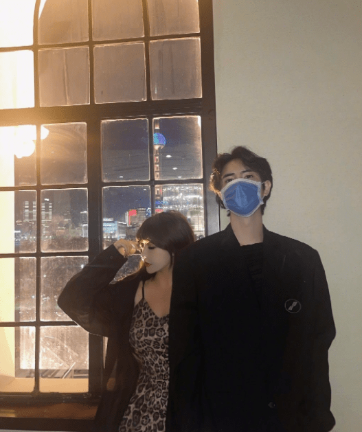 韩安冉不受老公负面过往影响,晒夫妻恩爱合影,精致得像两个假人