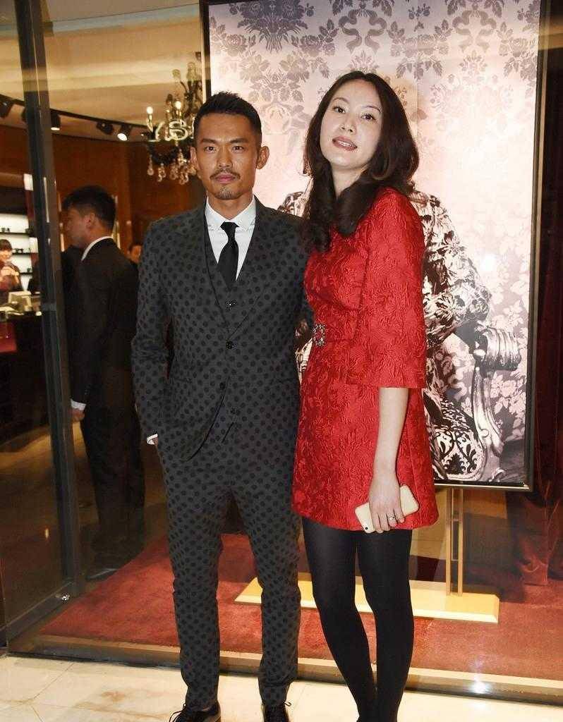 林丹老婆携子春游,简约黑白搭穿出摩登范儿,大长腿占半个屏幕