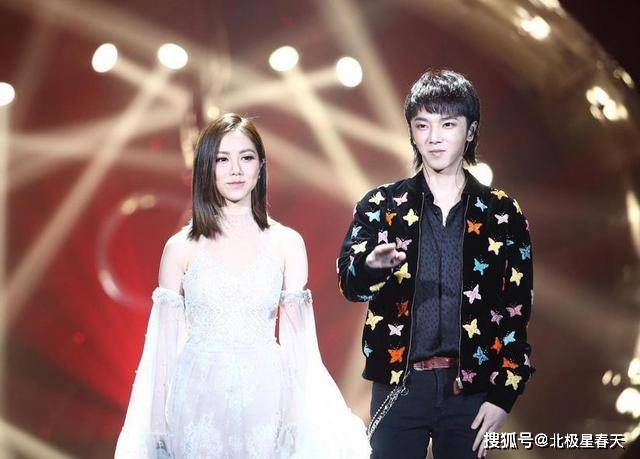 "音乐鬼才"华晨宇:我不仅会弹琴,更会谈情_万芙伽