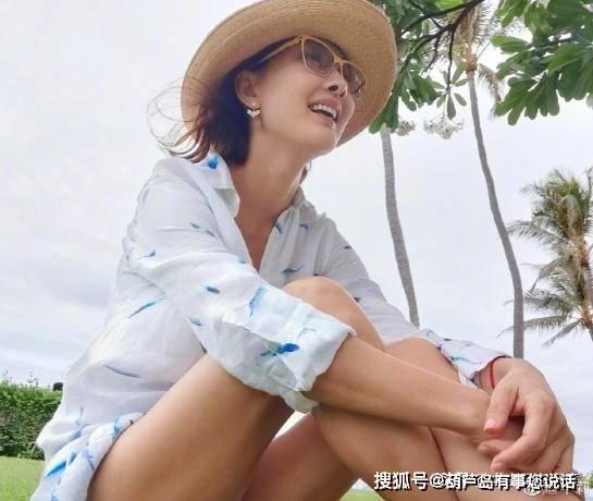 然后又当美女明星…牛莉其实是运动员出身,花样游泳团体冠军,进入