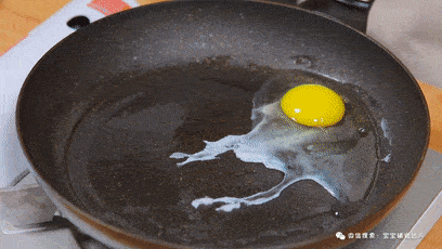 不粘锅刷油,开小火,打入鸡蛋,用硅胶铲划散,整理成条状的样子.