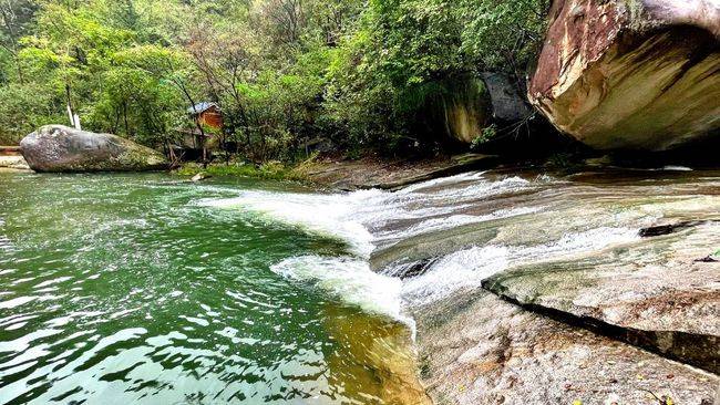 据悉,自10月10日起,西峡恐龙遗迹园,龙潭沟风景区还将推出大型的门票