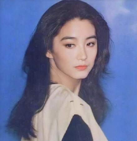 原创岁月不败美人!66岁林青霞和闺蜜聚会,穿印花开衫罕见亮相太惊艳