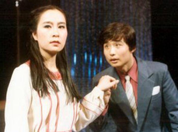 原创63岁奚美娟和儿子相依为命,丈夫却和琼女郎结婚,如今儿子成人才