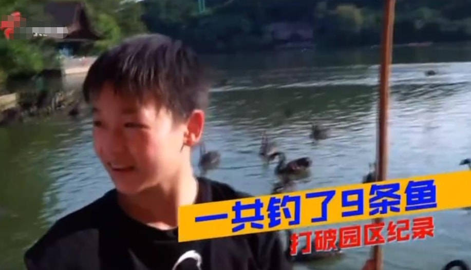 原创全红婵成水上霸主!一口气钓9条鱼打破园区纪录,红姐:我厉害吧