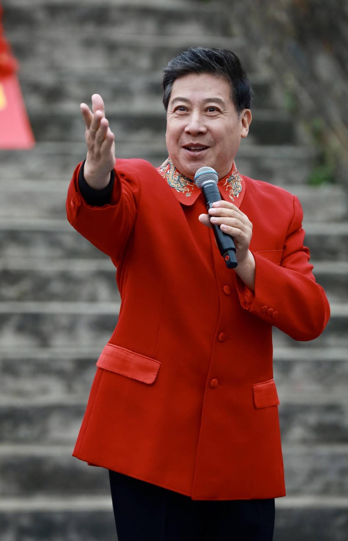 中国铁路文工团副团长,女高音歌唱家高文致