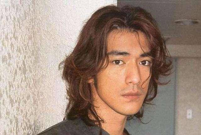金城武在华语娱乐圈中,便有几位让人眼前一亮的长发男明星,比如金城武
