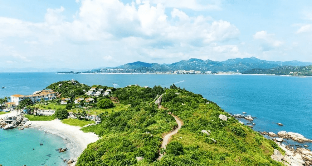 今年惠东县巽寮度假区着重推动旅游产业结构优化, 投入资金超过8000