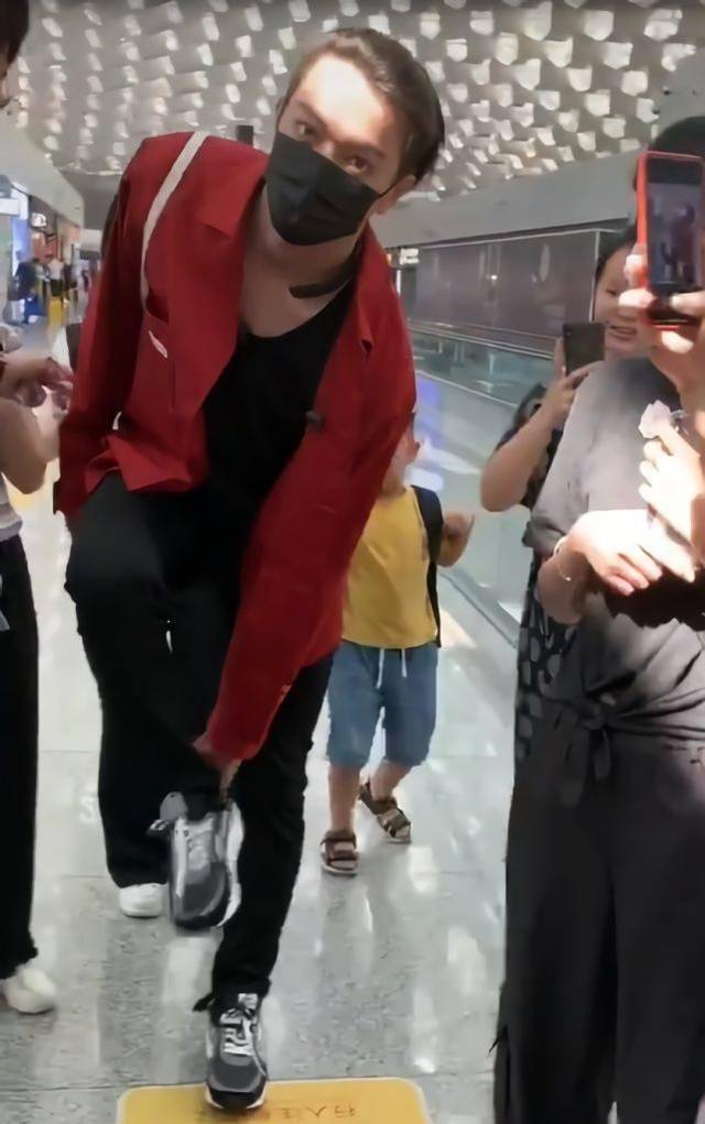许凯一身潮装走机场,不小心被粉丝踩掉鞋,反应太圈了