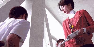 搞笑gif:小伙这口味真是不一般,用冰糕沾辣椒面也是够