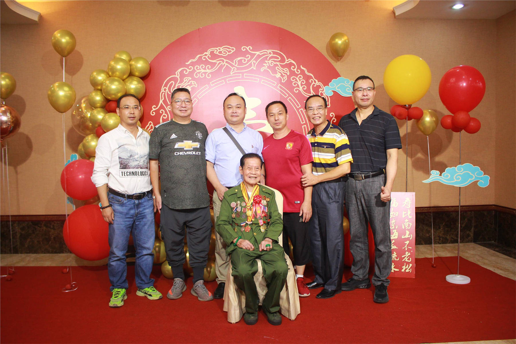 (庐江书院常委会与寿星何能合照(新会联合办公室何根旺主任夫妇与
