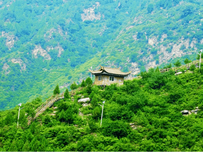 金水湖景区在房山霞云岭村村东,依托泉水湾(鸽子台水库)而建,群山