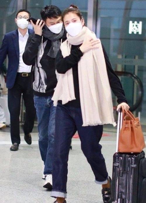羽绒服要穿的时髦,就看袁咏仪走机场的穿搭,50岁了还这么漂亮!
