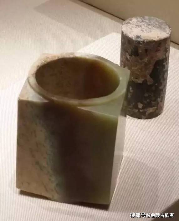 宋以后出现了仿古玉琮,但宋至明的仿品上多饰当时流行的纹饰.