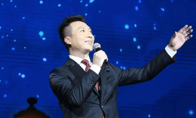 这位男主持人在访谈类节目和新闻联播中的表现特别精彩,现在也是年轻