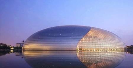 国家大剧院位于北京市中心,人民大会堂西侧,由一个人工湖,半椭球形钢