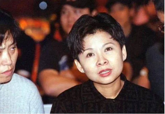 这个案子牵出了两个嫌疑人和两个女明星,走私嫌疑人是赖昌星和赖文峰
