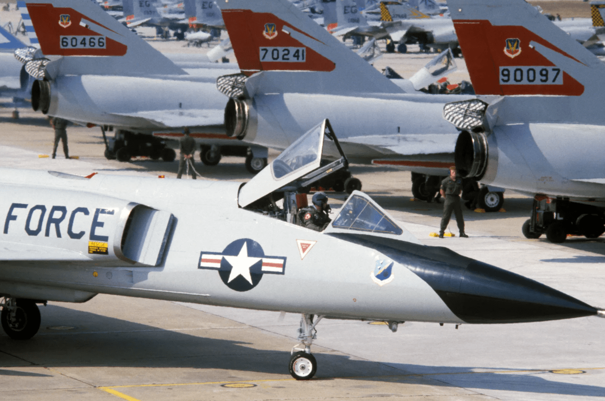 原创美军f-106截击机,易于改装隐身机,受到中小国家欢迎!
