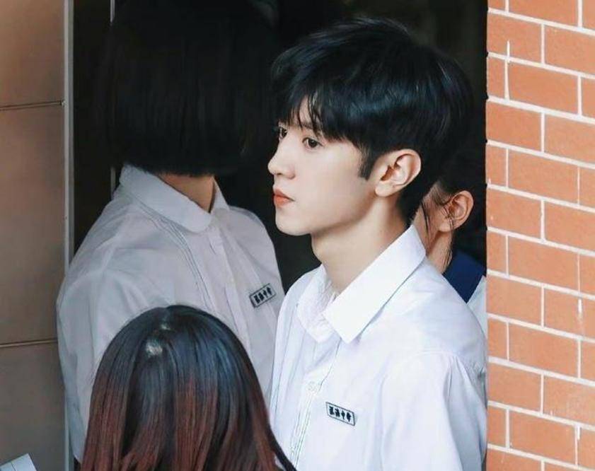 该剧开播时,他还用"陈哲远校服杀人"这个词进行了热搜.