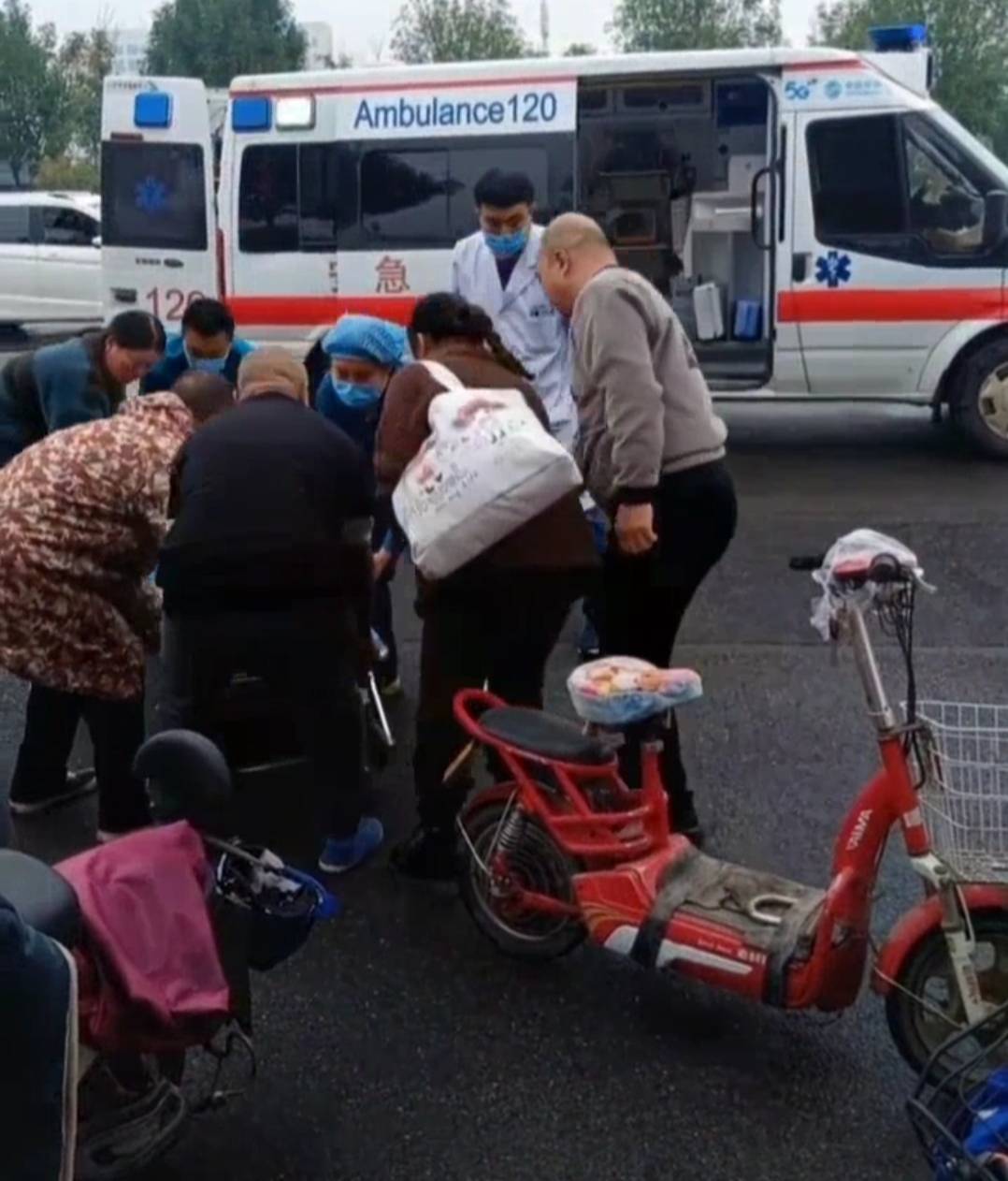 安阳市南一路发生车祸,现场有人倒在地上