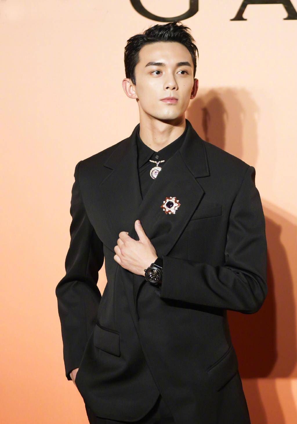 杨洋邓伦吴磊同场活动,三人同穿西装显不同魅力,杨洋谈新综艺邓伦开
