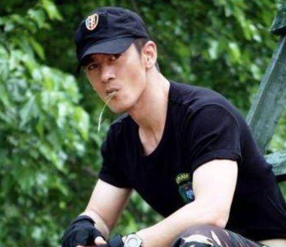 在追求朱荔莘的过程中任天野也展示了他最柔情的一面,任天野的踏实