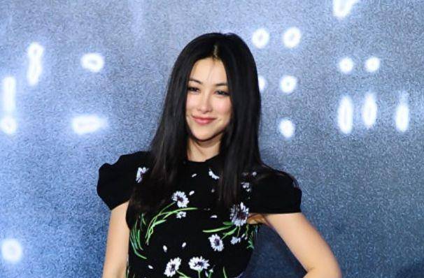 朱珠刚出月子就工作,化淡妆身材恢复迅速,学霸老公帮带娃好幸福