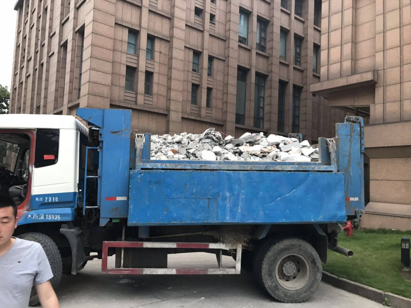上海装修垃圾清运一车多少钱?建筑垃圾清运收取标准!