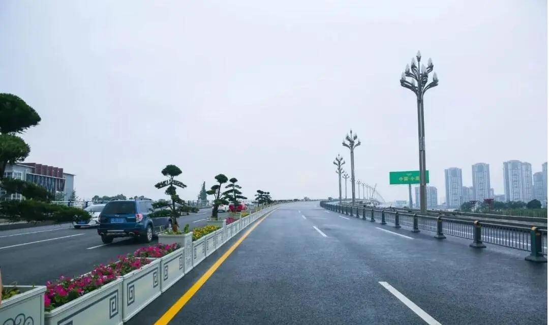 新岷江一桥全长1800米, 双向六车道 ◆连接眉山城区和东坡区崇礼,永