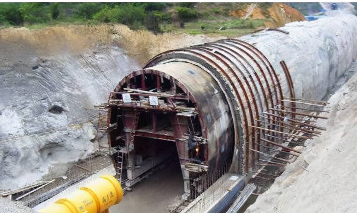 隧道明洞建设其实这叫"隧道明洞建设",是一种比较特殊的隧道建法