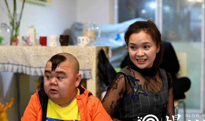 张荣已经33岁,百度输入"亚洲神童小布丁",到处都是他在各种开业,庆典