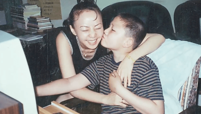 宋丹丹怀胎七个月上春晚演小品,如今巴图即将二胎,称能让妈妈满意就很