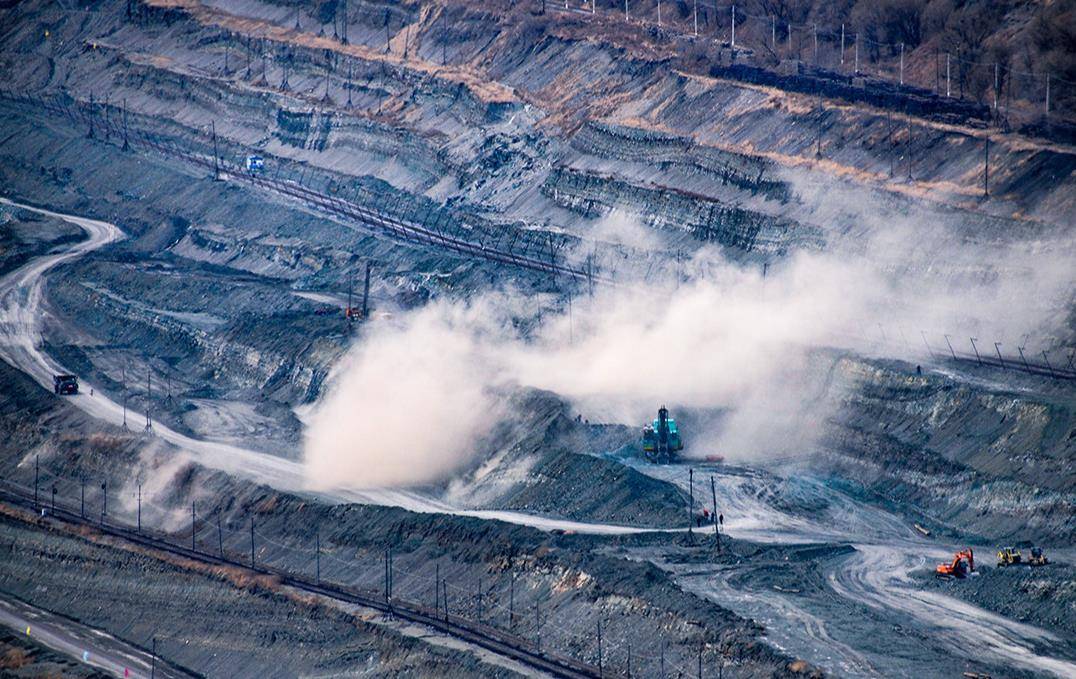南露天煤矿:智慧矿山的全新打开方式,从黑领到白领的跨越