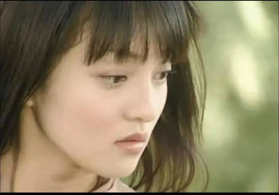 张韶涵不仅演过《海豚湾恋人》的女主易天边,还在剧中唱火了《遗失的