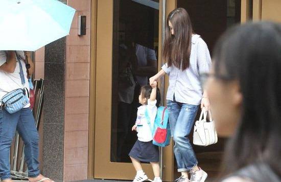 郭富城女儿中文名首曝光,双马尾婴儿肥超可爱,2岁就已